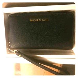 Brand new* Michael  Kors wristlet/ iPhone case